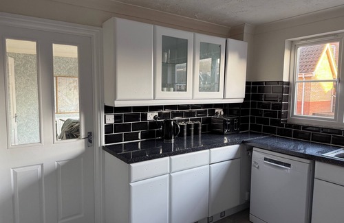 Hopton on Sea House | Theo's Nook, Beautiful 4 Bedroom House, Sleeps 6 in Hopton-On-Sea!