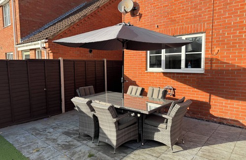 Hopton on Sea House | Theo's Nook, Beautiful 4 Bedroom House, Sleeps 6 in Hopton-On-Sea!