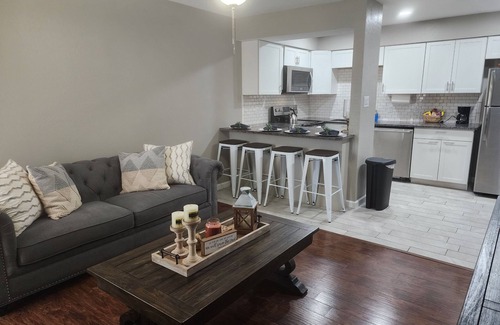 Northwest Dallas Apartment | There are many restaurants close by, it's also accessible to all freeways.