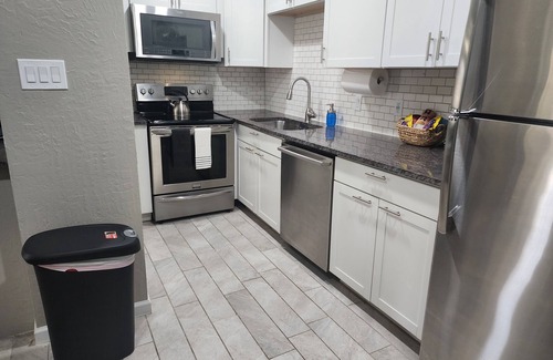 Northwest Dallas Apartment | There are many restaurants close by, it's also accessible to all freeways.