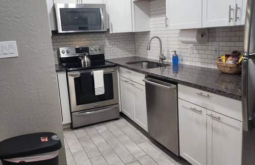 Northwest Dallas Apartment | There are many restaurants close by, it's also accessible to all freeways.