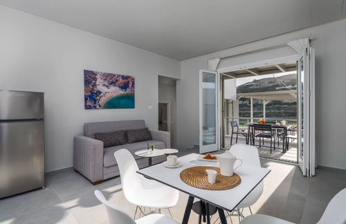 Milos Villa | Thiopetra villa Pozzolana