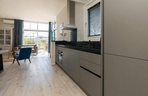 Burgh-Haamstede House | This 4-person chalet is ready to welcome you on the edge of the park. The chalet has a modern living