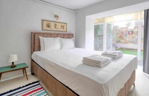 Bebek Apartment | This apartment is a 2 bedroom(s), 1 bathrooms, located in Beşiktaş, İstanbul.