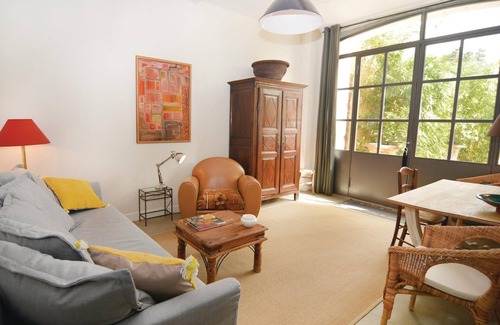 Cabannes Apartment | This apartment is part of a property with a large communal pool, which brings joy to young and old.