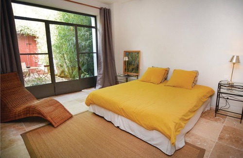 Cabannes Apartment | This apartment is part of a property with a large communal pool, which brings joy to young and old.