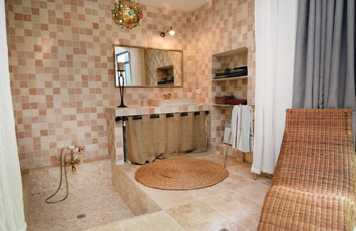 Cabannes Apartment | This apartment is part of a property with a large communal pool, which brings joy to young and old.