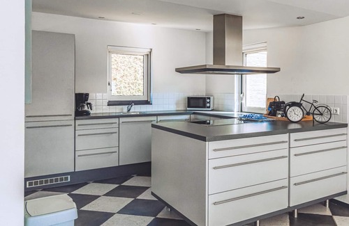 Municipality of Uitgeest House | This atmospherically furnished houseboat is located on the Uitgeestermeer.