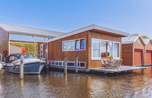 Municipality of Uitgeest House | This atmospherically furnished houseboat is located on the Uitgeestermeer.