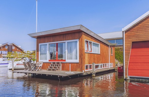 Municipality of Uitgeest House | This atmospherically furnished houseboat is located on the Uitgeestermeer.