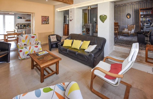 Taulignan House | This beautiful and spacious stone vacation home welcomes you on a large and wooded property.