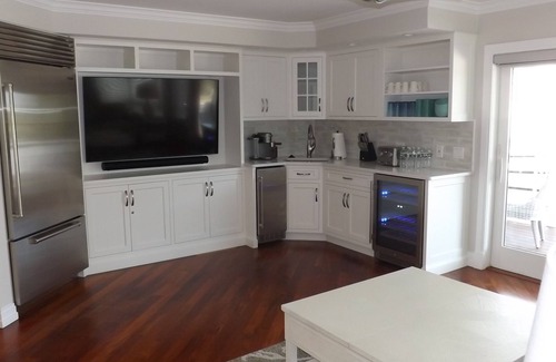 Avalon House | This beautiful home is second from the ocean and has 6 bedrooms and 5 full baths.