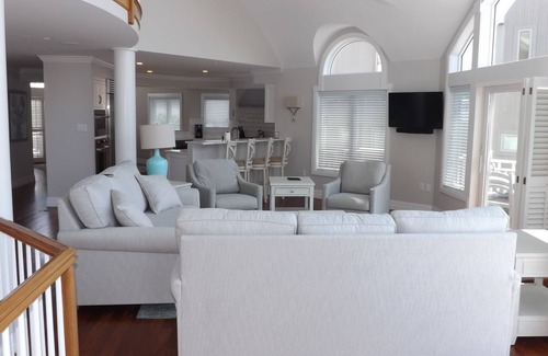 Avalon House | This beautiful home is second from the ocean and has 6 bedrooms and 5 full baths.