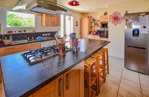 Taulignan House | This charming and spacious country house welcomes you with swimming pool in Taulignan.