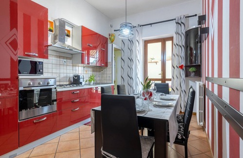 Altopascio Apartment | This colourful and comfortable holiday apartment welcomes you to the heart of Altopascio.