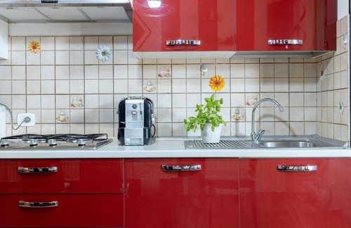 Altopascio Apartment | This colourful and comfortable holiday apartment welcomes you to the heart of Altopascio.