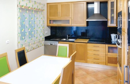 Atalaia House | This comfortable, modern vacation villa is ideal for families with children.