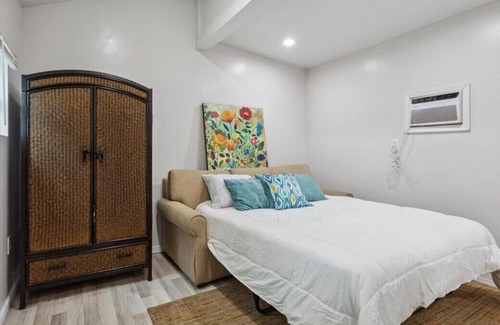 Newport News Cottage | This cottage is a 0 bedroom(s), 1 bathrooms, located in Newport News, VA.