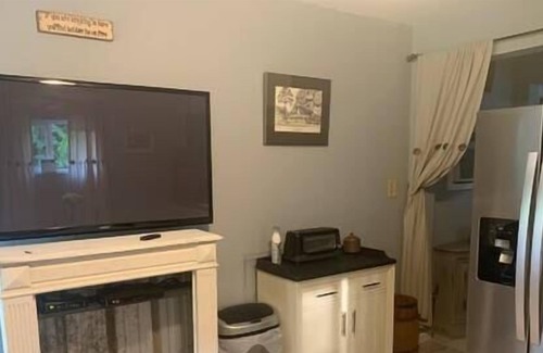 Tallahassee Cottage | This country house is a 1 bedroom(s), 1 bathrooms, located in tallahassee, FL.