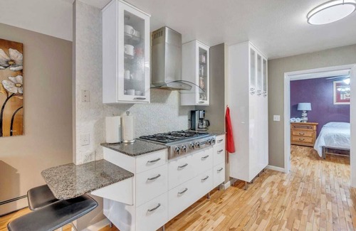 Downtown Salt Lake City Apartment | This duplex is a 8 bedroom(s), 4 bathrooms, located in Salt Lake City, UT.