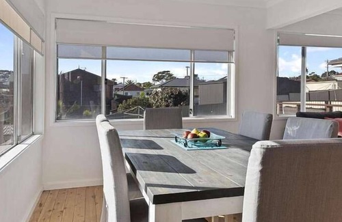 Ulladulla House | This family & pet friendly holiday home is in the ideal location for a relaxing escape.