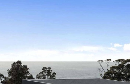 Ulladulla House | This family & pet friendly holiday home is in the ideal location for a relaxing escape.