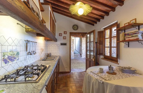 Camaiore House | This holiday home (100 m²) was created by renovating an old stone country house.