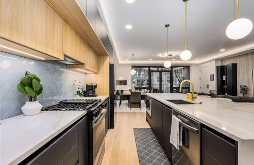 Uptown Apartment | This holiday home is a 4 bedroom(s), 2 bathrooms, located in Chicago, IL.