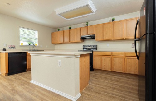 West San Antonio House | This home is minutes away from:nSEA WORLDnFIESTA TEXASnRIVERWALKn4 JOINT BASES +