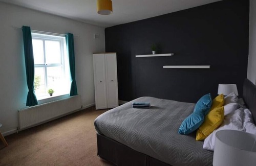 Padfield House | This house is a 3 bedroom(s), 1 bathrooms, located in Glossop, Derbyshire.