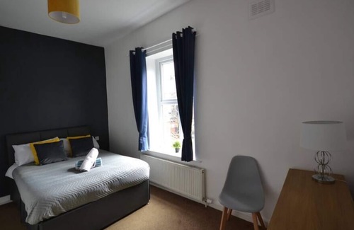 Padfield House | This house is a 3 bedroom(s), 1 bathrooms, located in Glossop, Derbyshire.