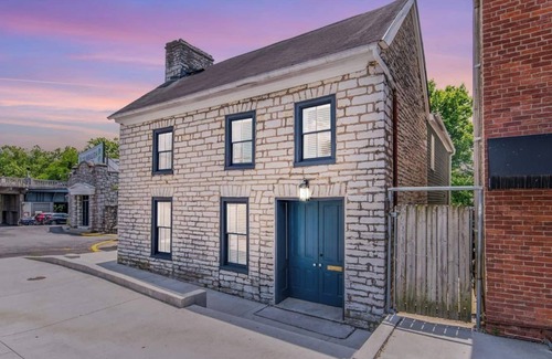 Frankfort House | This house is a 3 bedroom(s), 2 bathrooms, located in Frankfort, KY.