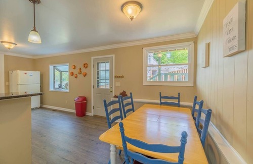 Hiwassee House | This house is a 3 bedroom(s), 2 bathrooms, located in Hiwassee, VA.