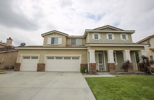 Eastvale House | This house is a 5 bedroom(s), 3 bathrooms, located in Eastvale , CA.