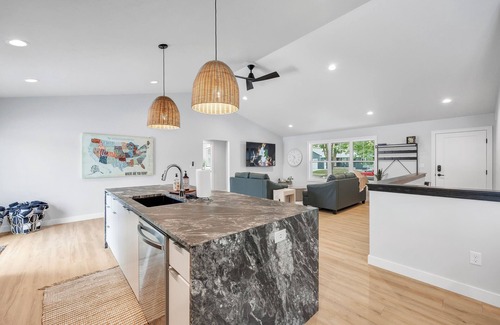 Green Bay House | This house is a 6 bedroom(s), 3 bathrooms, located in Green Bay, WI.