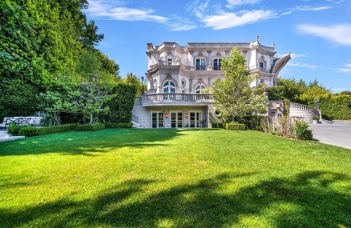 Beverly Hills House | This house is a 8 bedroom(s), 9 bathrooms, located in Beverly Hills, CA.