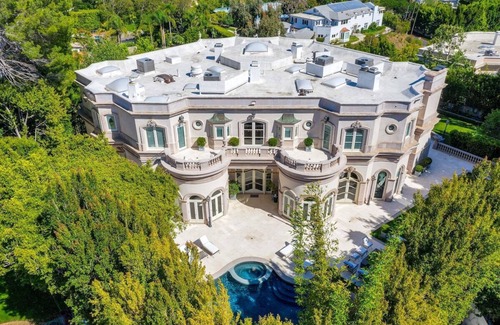 Beverly Hills House | This house is a 8 bedroom(s), 9 bathrooms, located in Beverly Hills, CA.