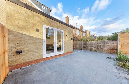 Marylebone Apartment | This is a large 4 bed, 2.5 bath garden apartment in a buzzing neighborhood!
