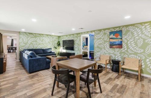 North Mountain House | This is it - Great Location -13 Beds - Pool - Gym