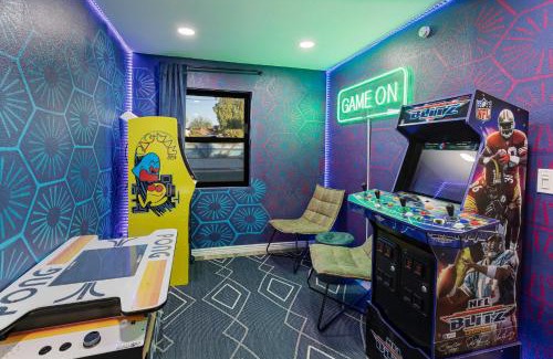 North Mountain House | This is it - Great Location -13 Beds - Pool - Gym