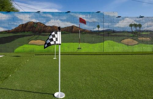 North Mountain House | This is it - Great Location -13 Beds - Pool - Gym