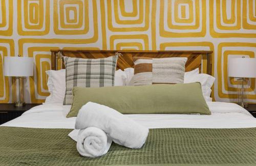 North Mountain House | This is it - Great Location -13 Beds - Pool - Gym