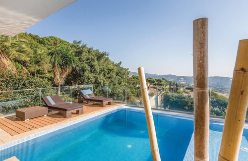 Sant Cebria de Vallalta House | This luxury designer holiday villa is located in the well-kept urbanization "Vistamar" in Sant Cebri