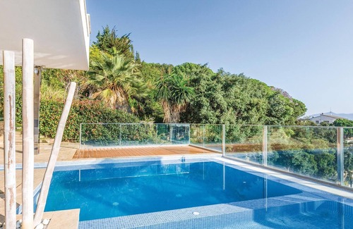 Sant Cebria de Vallalta House | This luxury designer holiday villa is located in the well-kept urbanization "Vistamar" in Sant Cebri