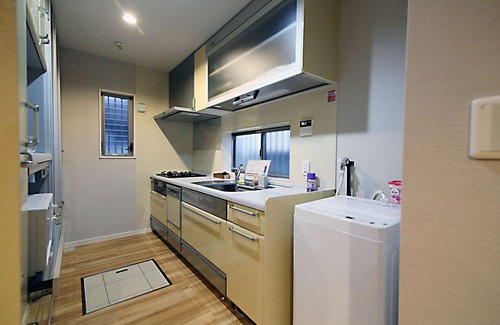 Okubo House | This luxury residence is located in Shin-Okubo, Shinjuku-ku. Accommodates up to 8 people. The home has a full set kitchen and spacious living room.