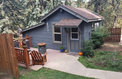 Cascade-Chipita Park Cabin | This mountain cabin is perfect for a couple or single person get away.