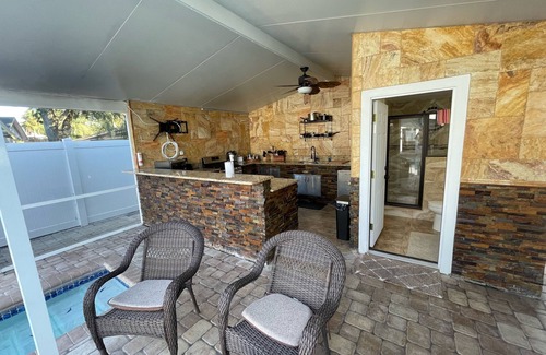 Town N County Park House | This place has swimming pool with water heater and parking for many cars.