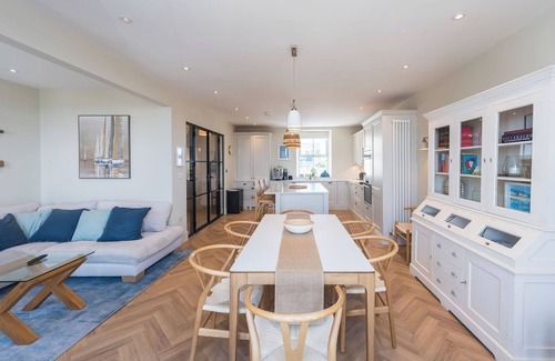 Rhosneigr House | This recently renovated coastal oasis combines contemporary comfort with beach-chic style