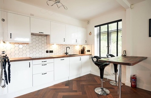 Manchester Apartment | This serviced apartment is a 2 bedroom(s), 1 bathrooms, located in Chorlton-cum-Hardy, England.