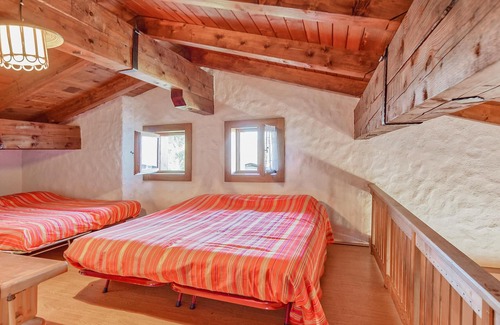 Fonzaso House | This splendid mountain house in Fonzaso, surrounded by woods and meadows, is the ideal solution for